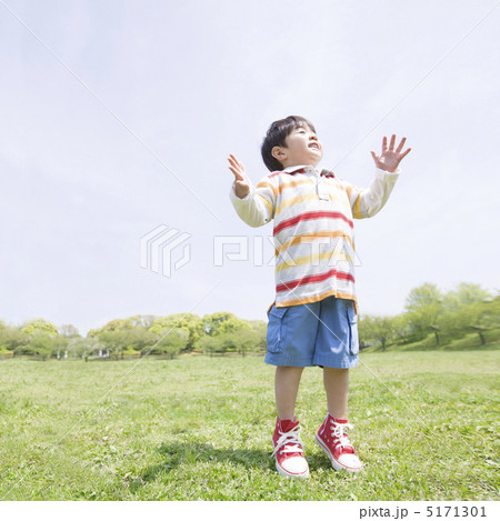 草原に立つ男の子 草原に立つ男の子 5171301