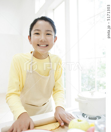 料理をする女の子 料理をする女の子 5171303