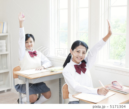 手を挙げる二人の女子学生 手を挙げる二人の女子学生 5171304