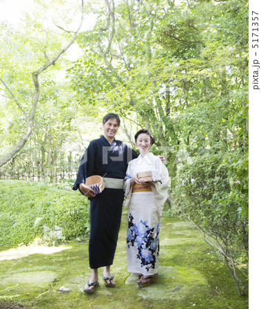 寄り添う着物姿の夫婦 5171357