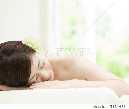 寝そべる女性 寝そべる女性 5171421