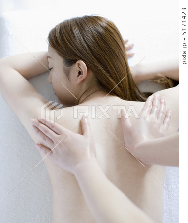 エステを受ける日本人女性 エステを受ける日本人女性 5171423