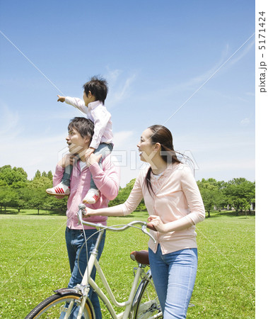 肩車をして遠くを眺める家族 5171424