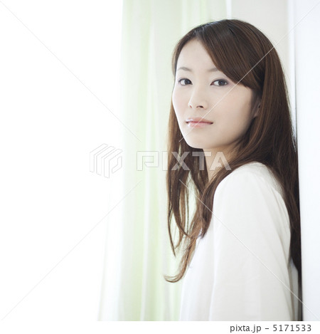 壁にもたれる女性 壁にもたれる女性 5171533