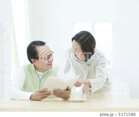本を読むシニア夫婦 5171580