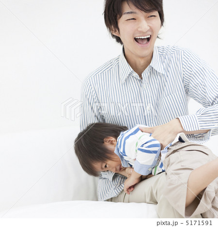 ソファに座ってはしゃぐ親子 ソファに座ってはしゃぐ親子 5171591
