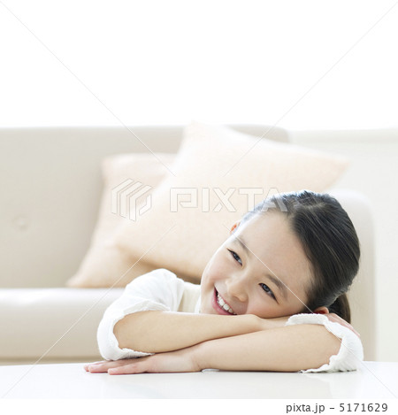 テーブルにもたれる女の子 5171629
