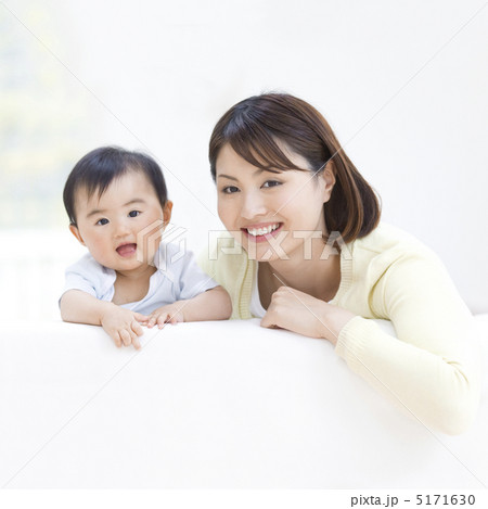 ソファに座る赤ちゃんと母親 5171630