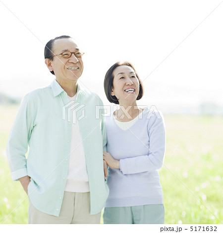 腕を組んで見上げるシニア夫婦 5171632