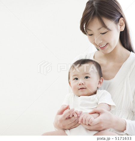 赤ちゃんを抱く母親 5171633