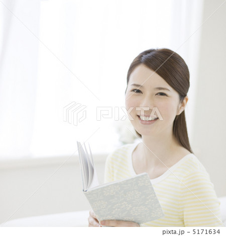 本を読む女性 5171634