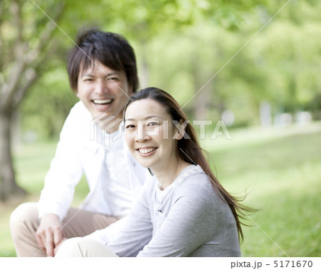 新緑の中で笑う夫婦 5171670