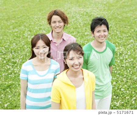 草原で笑う若者達 5171671