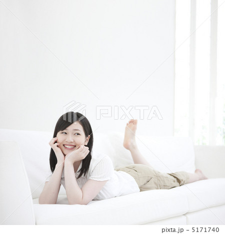 ソファに寝転ぶ女性 ソファに寝転ぶ女性 5171740