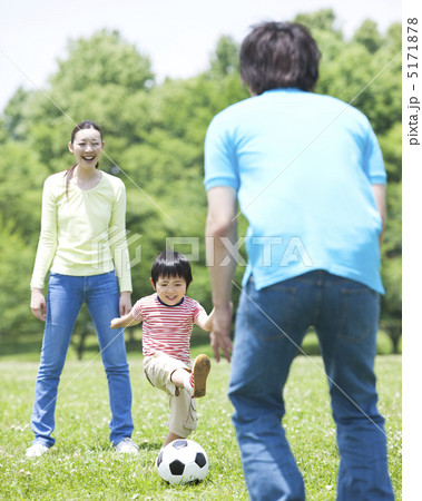 草原でサッカーをする家族 5171878