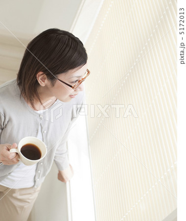 コーヒーカップを持つ女性 コーヒーカップを持つ女性 5172013