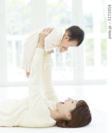 赤ちゃんを抱き上げる母親 5172058