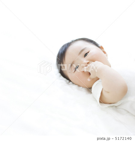 寝転ぶ赤ちゃん 寝転ぶ赤ちゃん 5172140