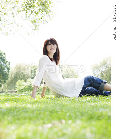 芝生に座る女性 5172151