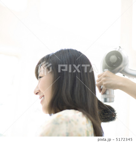 ドライヤーで髪を乾かしてもらう女性 ドライヤーで髪を乾かしてもらう女性 5172345