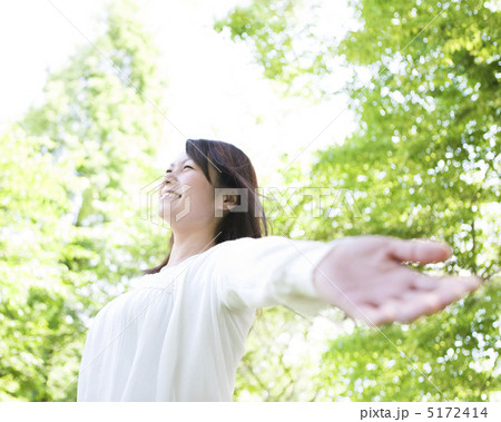 新緑の中で手を広げる女性 5172414