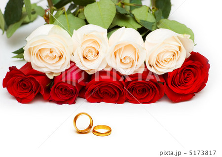 Wedding concept with roses and rings 5173817