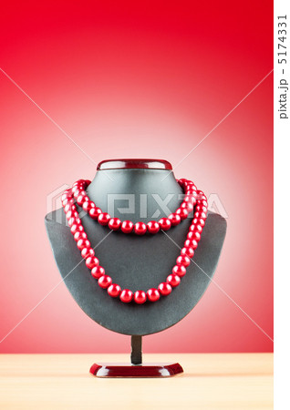 Pearl necklace against gradient background Pearl necklace against gradient background 5174331
