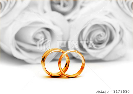 Wedding concept with roses and rings 5175656