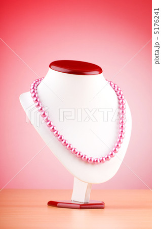Pearl necklace against gradient background Pearl necklace against gradient background 5176241