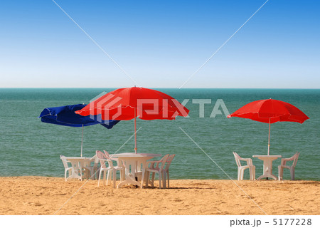 Table, chairs and parasol on the beach Table, chairs and parasol on the beach 5177228