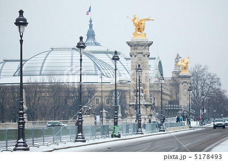 Grand Palais and Pont Alexandre III covered with snow 5178493