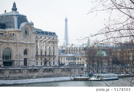 Winter in Paris. Embankments under snow 5178503