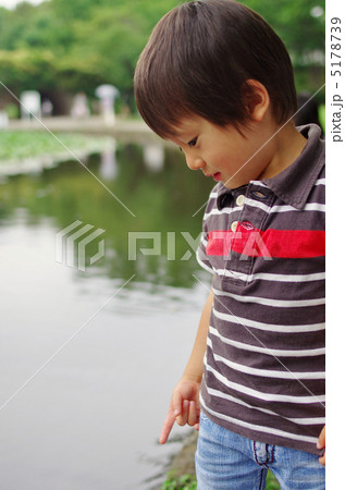 池と子供 5178739