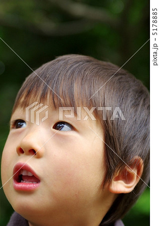 見上げる子供 5178885