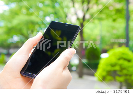 公園でスマートフォン 公園でスマートフォン 5179401