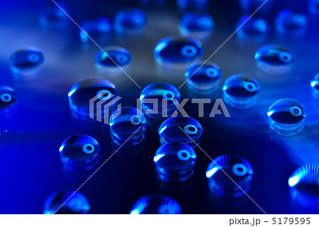 LED照明で輝く水滴 5179595