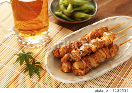 焼き鳥と枝豆とビール 5180555