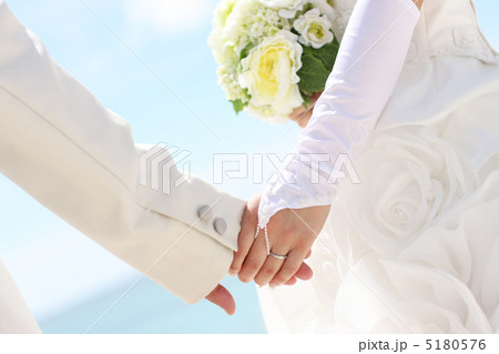 手を繋ぐ新郎新婦 5180576