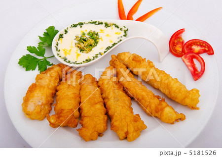 Battered chicken served with sauce Battered chicken served with sauce 5181526
