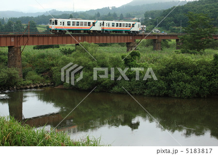 鉄橋を渡るフラワー長井線 鉄橋を渡るフラワー長井線 5183817