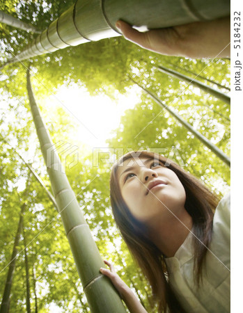 竹林で微笑む女性 5184232