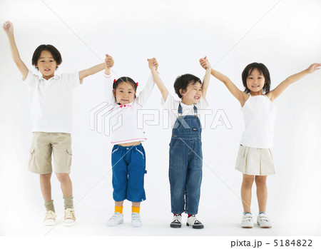 手を繋ぐ4人の子供達 手を繋ぐ4人の子供達 5184822