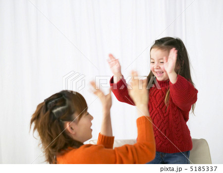 手を叩いて遊ぶ母と娘 5185337
