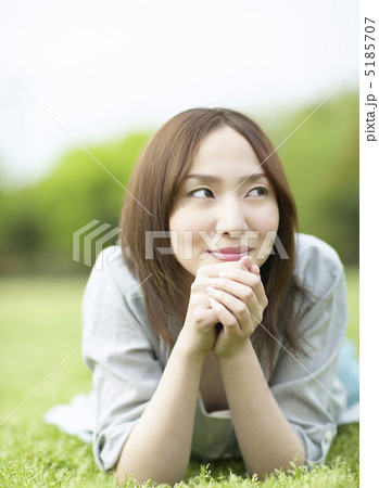 頬杖をした女性 5185707