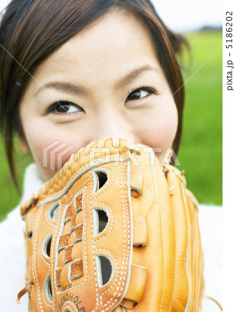 グローブで顔を覆う女性 5186202