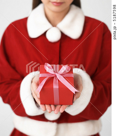 クリスマスプレゼントを持った女性 クリスマスプレゼントを持った女性 5187598
