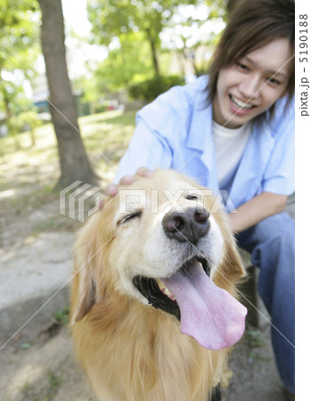 犬と戯れる日本人男性 犬と戯れる日本人男性 5190188