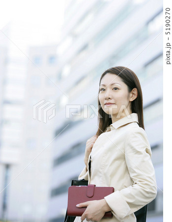 手帳を持つ日本人の女性 5190270