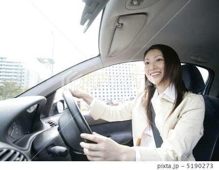 運転する日本人の女性 5190273