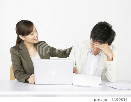 ミーティングをする日本人男女 5190355